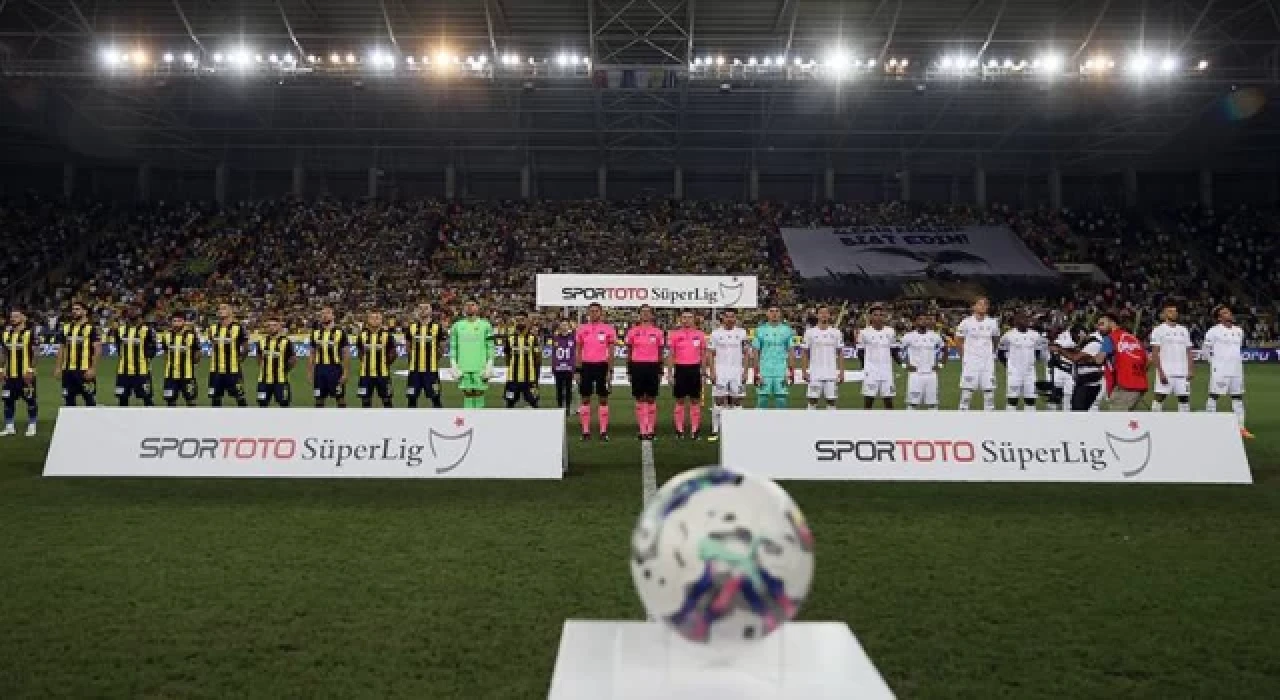 Sahaya inen taraftar Beşiktaşlı futbolculara uçan tekmeyle  saldırdı!