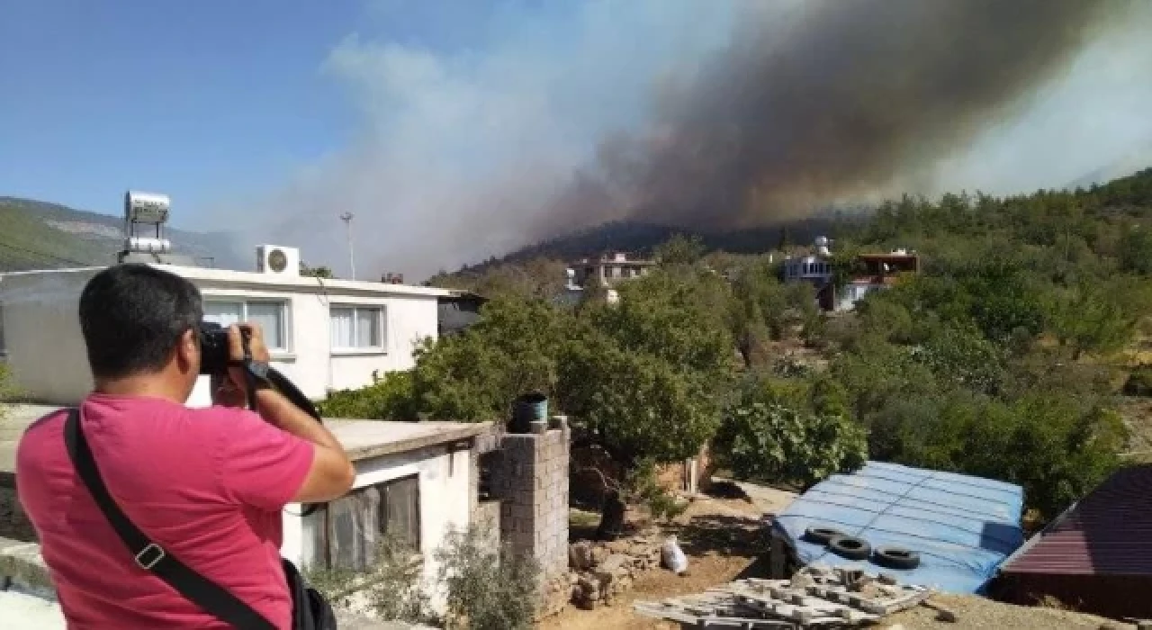 Mersin’deki orman yangını kontrol altına alınamadı; 30 ev boşaltıldı