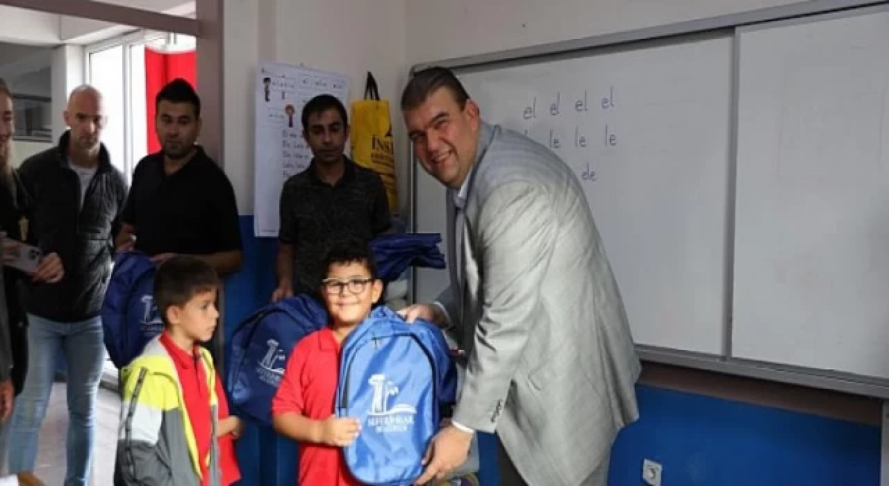 Seferihisar Belediyesi’nden çocuklara kırtasiye desteği