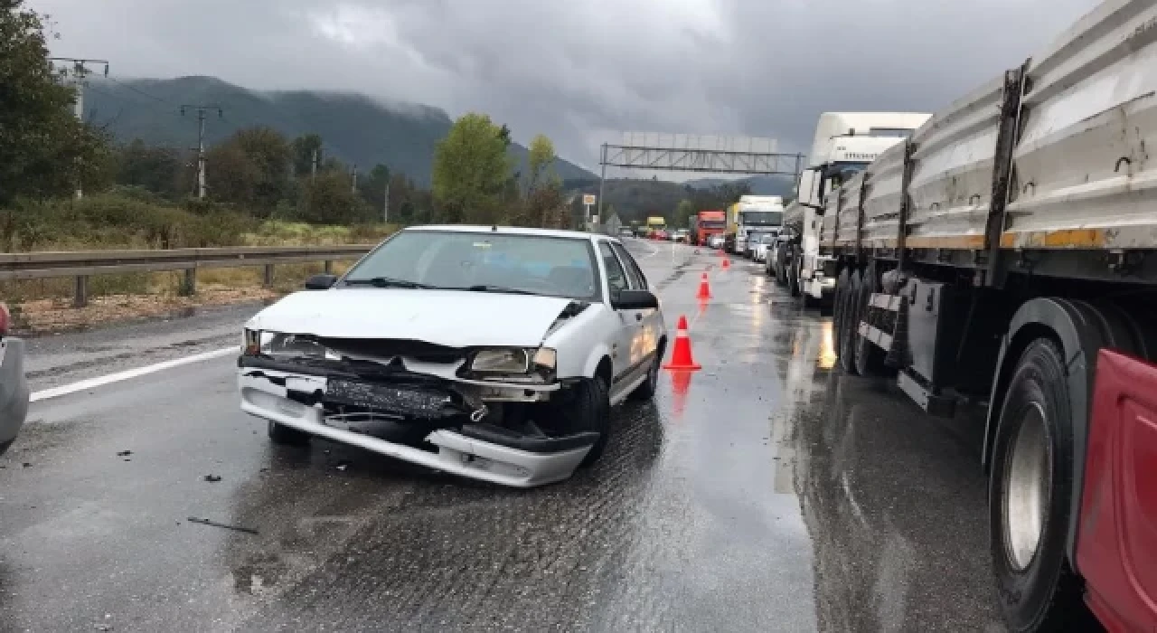 Bilecik’te 2 dakika arayla aynı kavşakta trafik kazası 5 yaralı