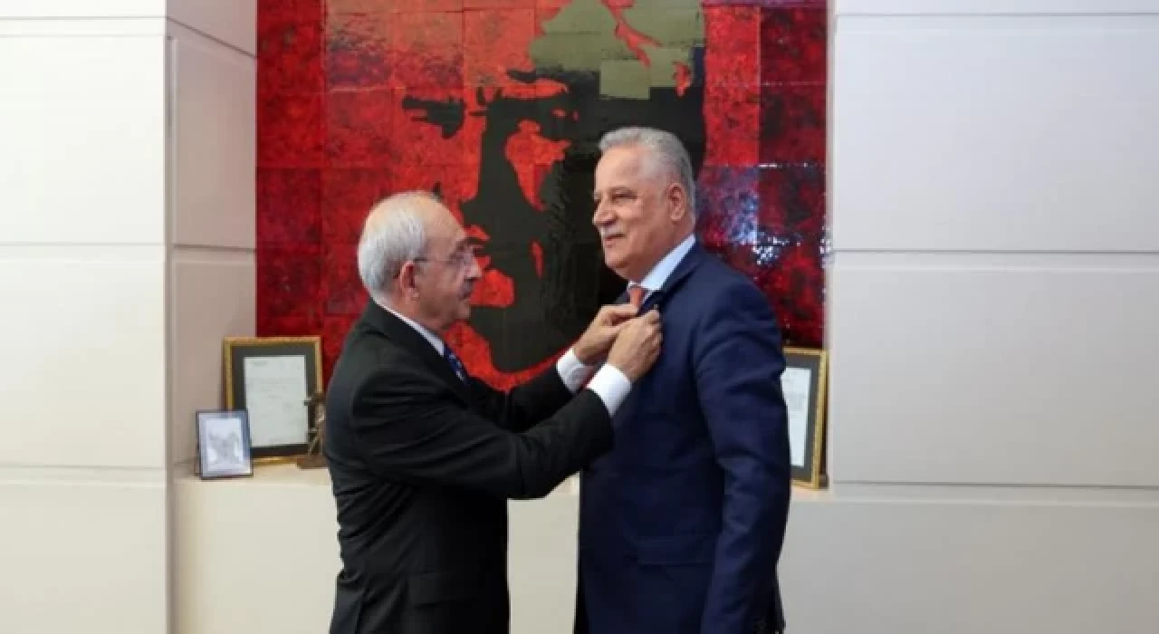 Eski AK Partili vekil CHP'ye katıldı: Kılıçdaroğlu rozet taktı
