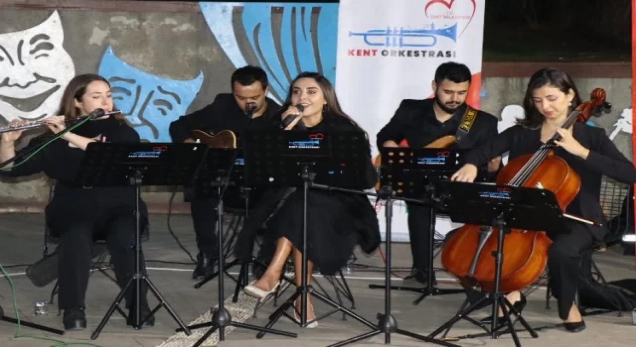 İzmit’te usta şair Attila İlhan şiirleriyle anıldı