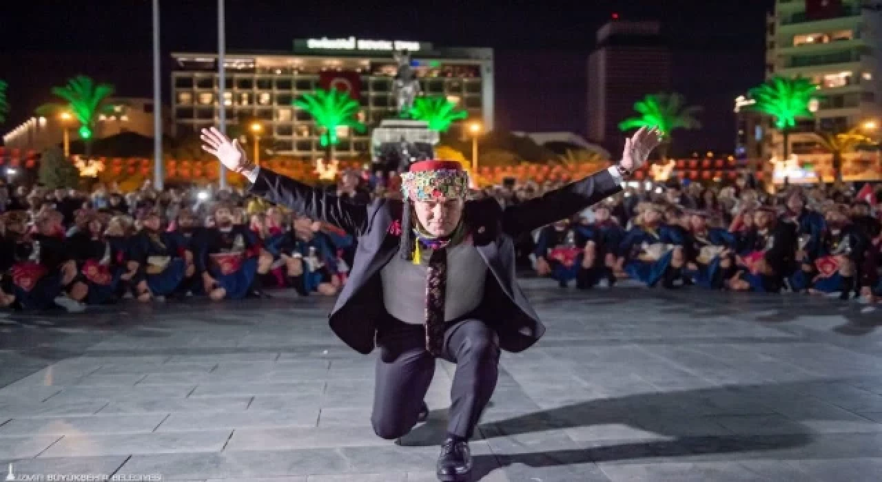 Soyer’den İzmirlilere zeybek sürprizi