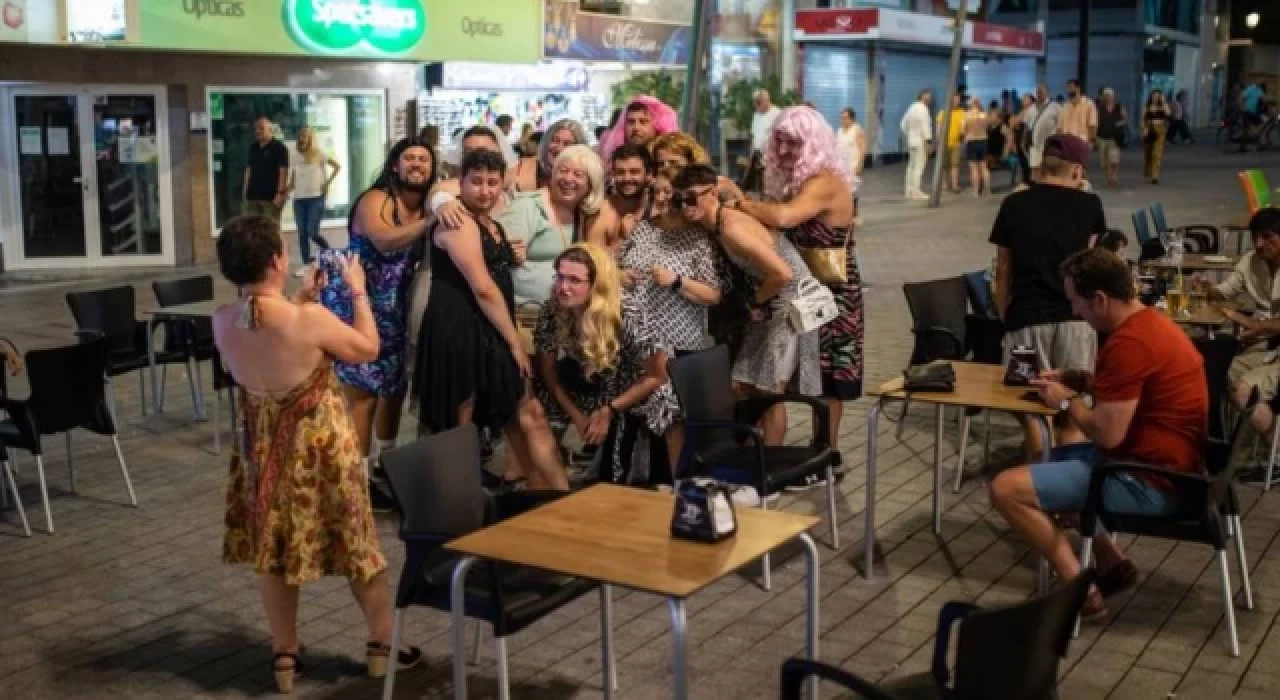 Bekarlığa veda partilerinin popüler destinasyonu Malaga’da şişme bebekler ve erotik kostümler yasaklanacak
