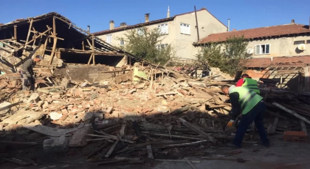 Bilecik Pazaryeri’nde metruk binalara yıkım