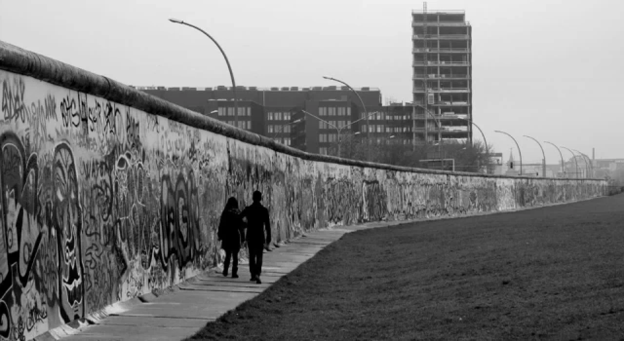 Soğuk Savaş'ın sembolü Berlin Duvarı'nın yıkılışının 33. yılı