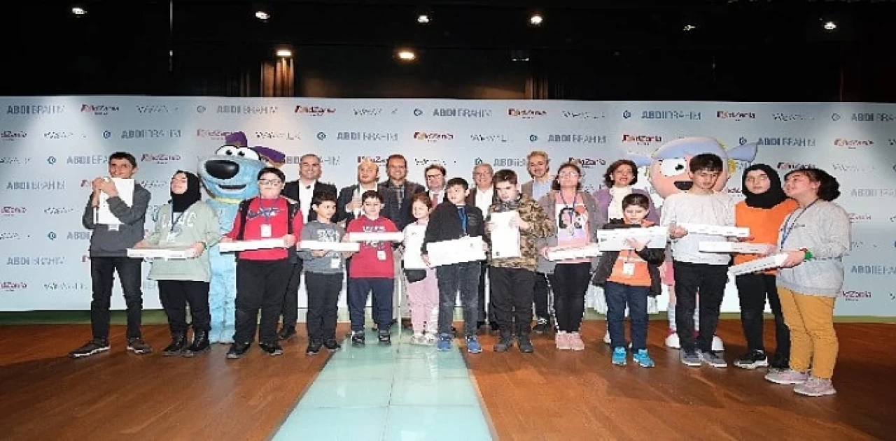 Abdi İbrahim’den kuruluşunun 110’uncu yılında, 110 görme engelli öğrenciye akıllı baston