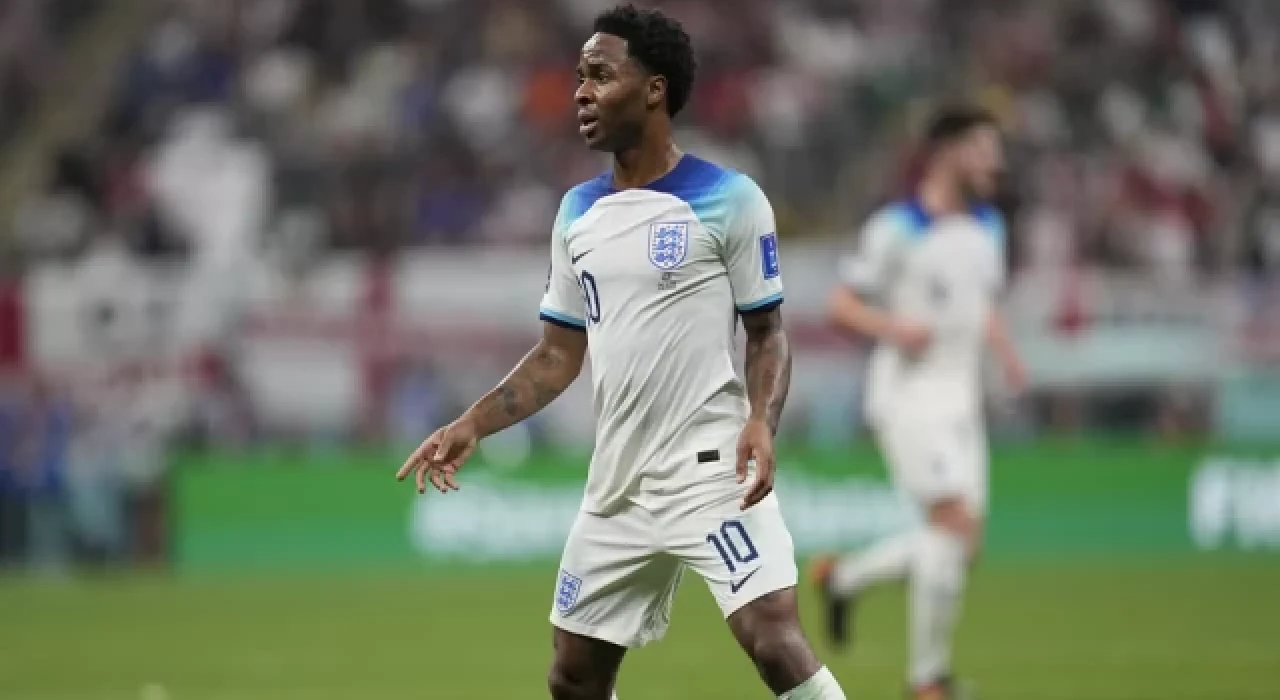 Evine silahlı saldırgan giren İngiliz futbolcu Sterling, Katar'dan ayrıldı