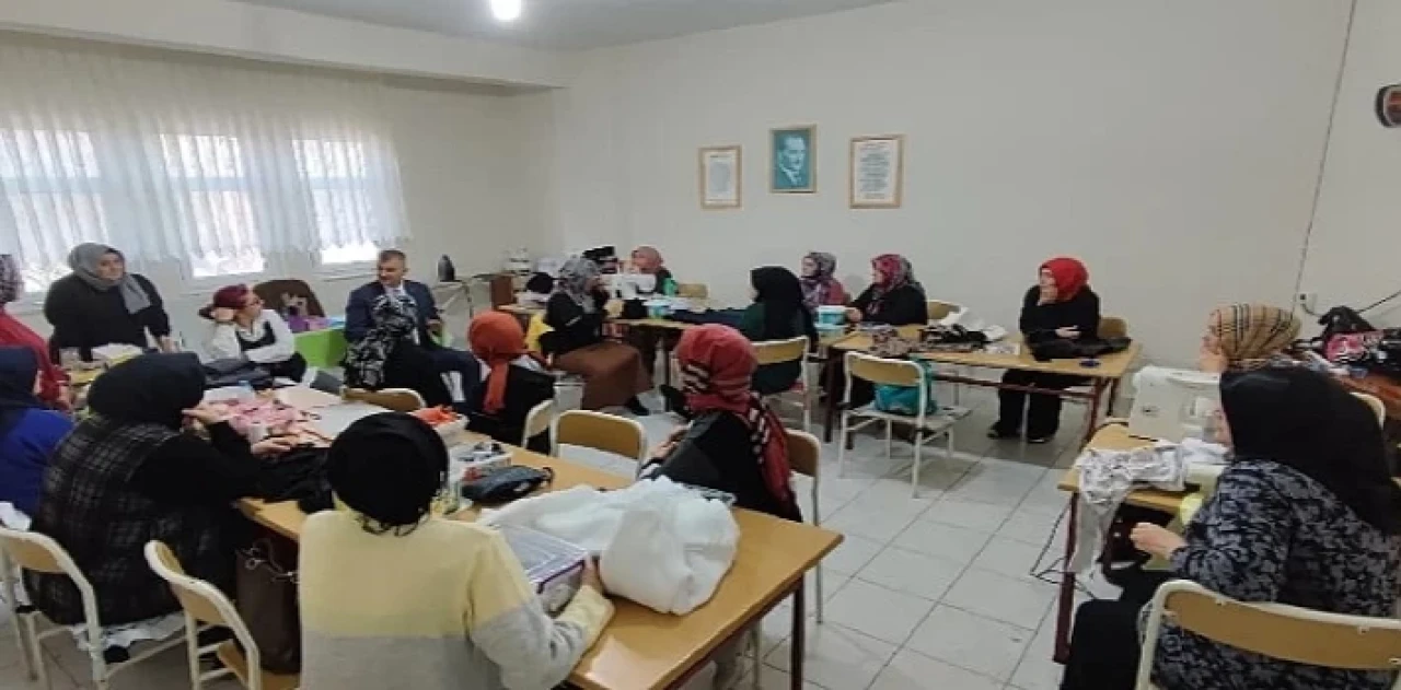 Gölcüklü Kadınlar Hünerlerini Gölmek’te Ürüne Dönüştürüyor