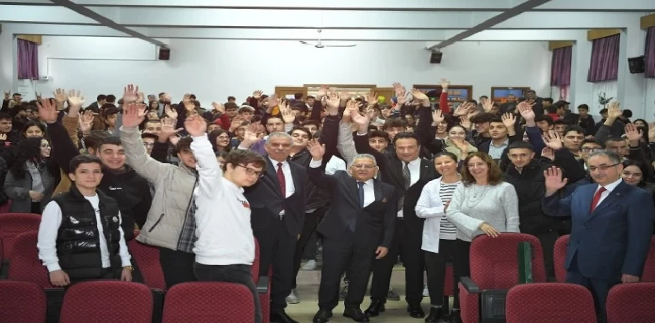 Memduh Büyükkılıç Kariyer Günleri’ni sürdürüyor