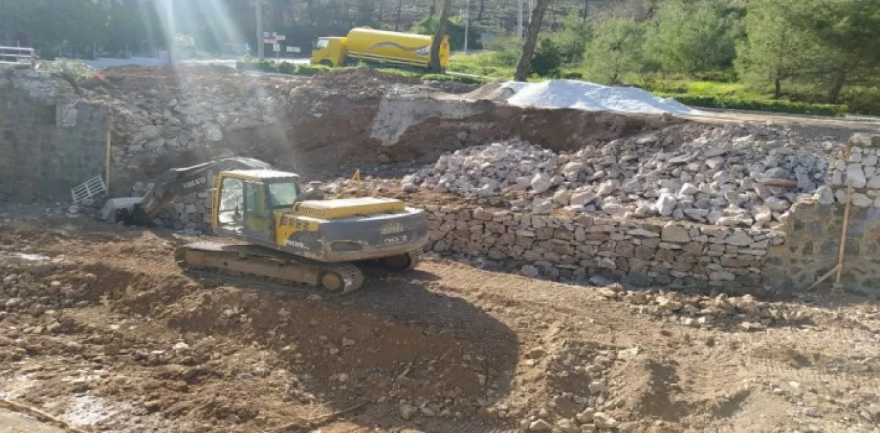 Muğla Büyükşehir’den Marmaris’te zarar gören dereye tamir