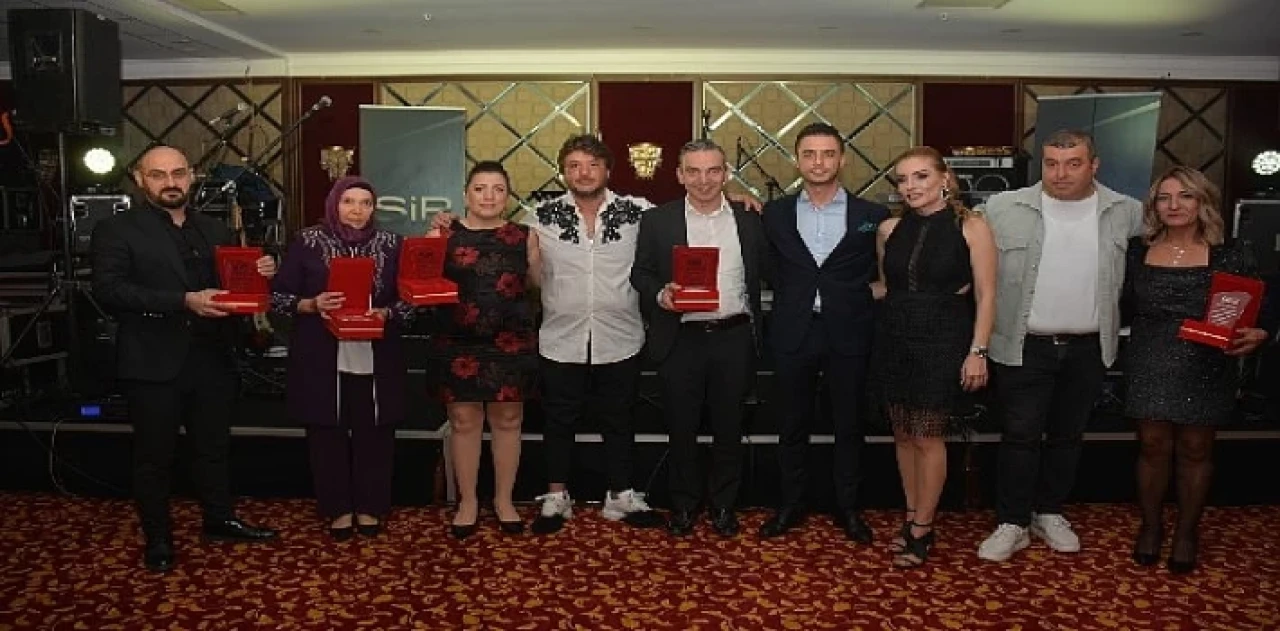 Sir Giyim, 2022’deki başarısını Sakiler grubuyla kutladı