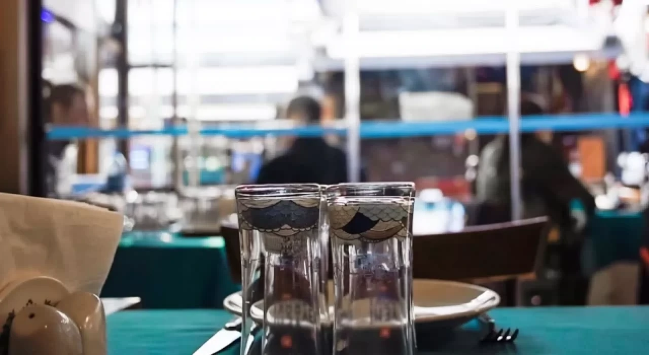 Alkole gelen zammın ardından bazı restoranlar, 'yemek söyleme zorunluluğu' getirdi