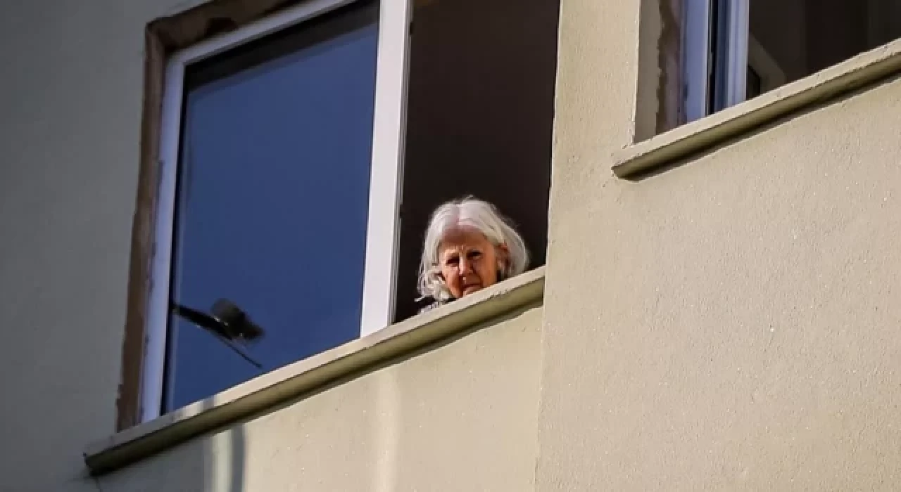 Antalya’da ‘Sezer Nine’ alarmı: Evindeki eşyaları 10. kattan aşağı fırlattı