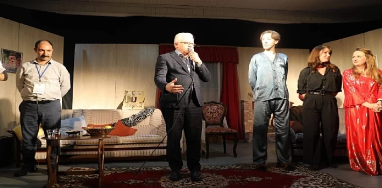 Burhaniye Belediyesi Kent Tiyatrosu’nun Yeni Oyunu Sahnelendi