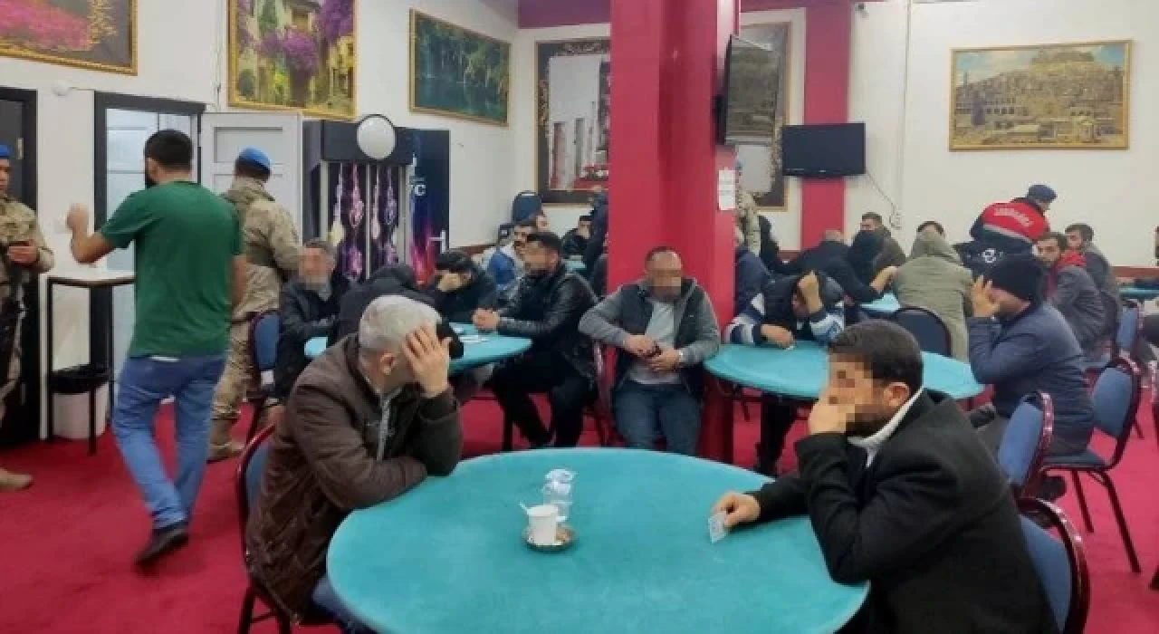 İzmir’de yardımlaşma derneğine ikinci kumar baskını: 89 kişiye 360 bin TL ceza