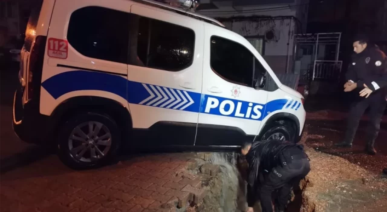 İzmir’i sağanak vurdu: Polis aracı çöken yolun içine düştü