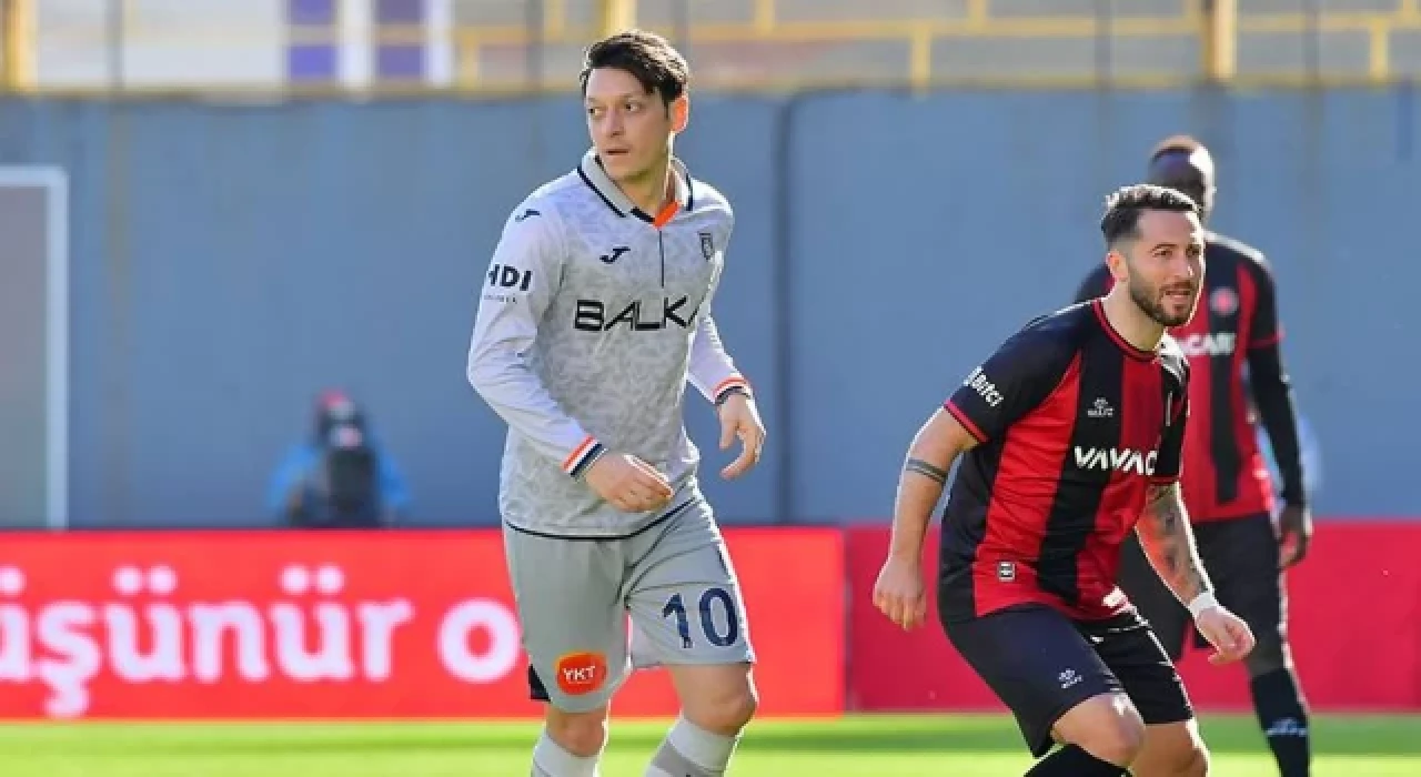 Mesut Özil, 125 gün sonra sahaya çıktı