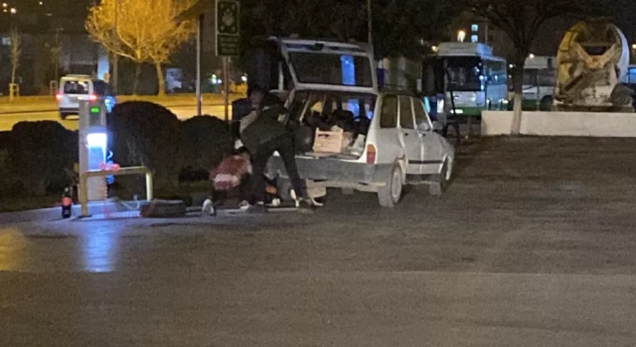 Patlak tekerleği otomobili elleriyle kaldırarak değiştirdiler