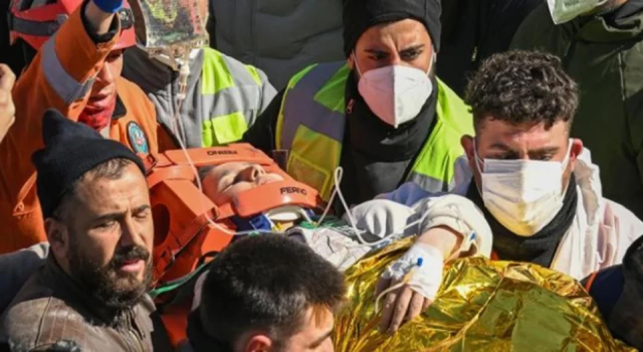 248'inci saatte bir genç kız enkazdan sağ çıkarıldı