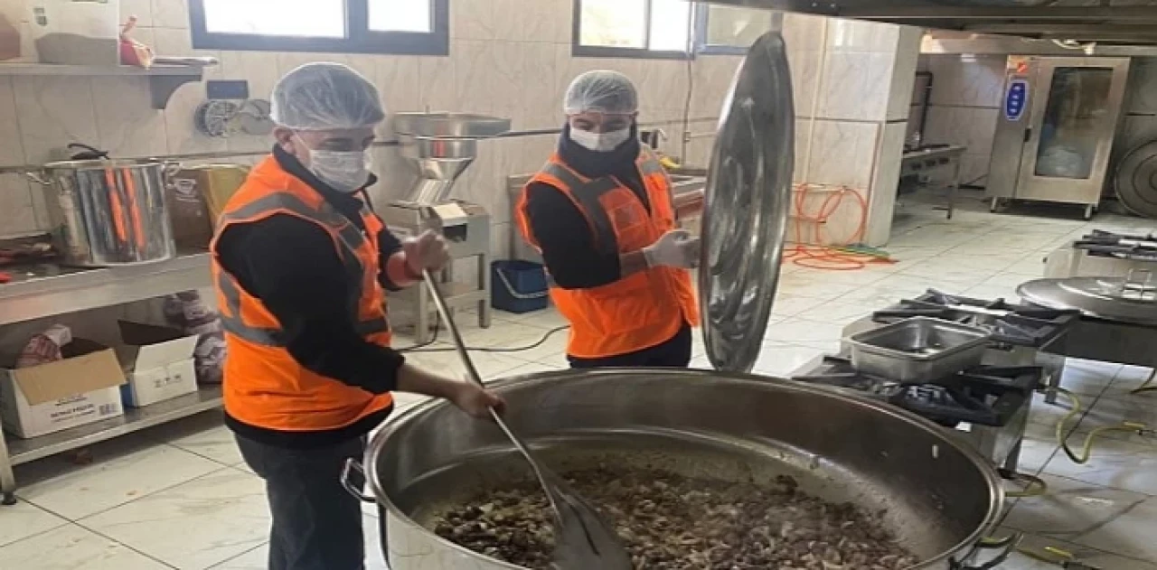 Buca Belediyesi afet bölgesinde mobil mutfak kurdu