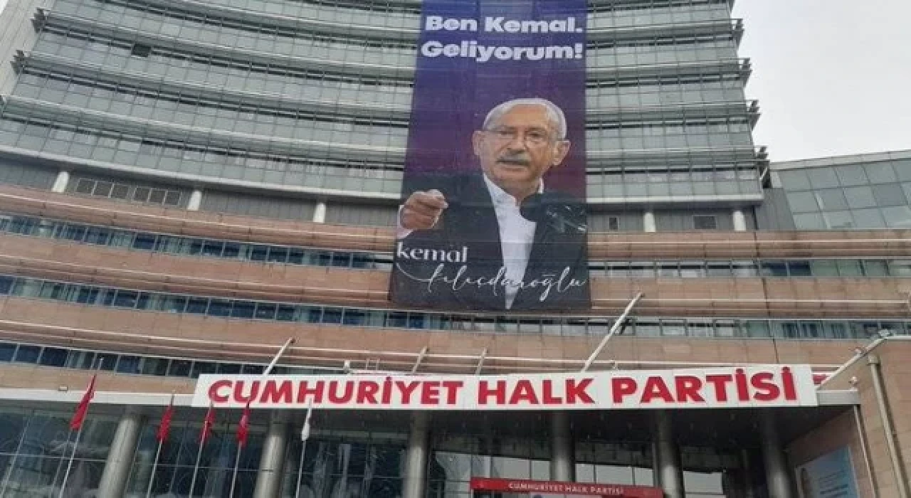 CHP Genel Merkezi'nin dışına Kılıçdaroğlu’nun ”Ben Kemal, geliyorum!” sözleri asıldı