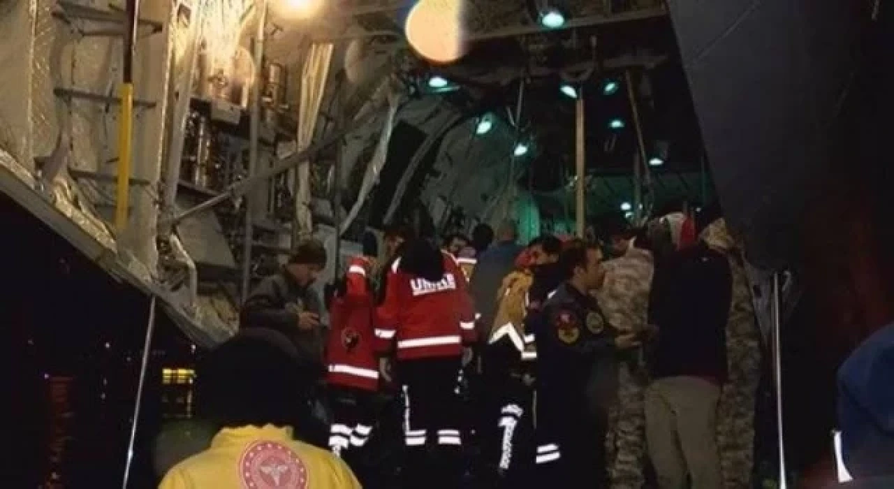 Depremde yaralanan vatandaşları taşıyan askeri uçak Atatürk Havalimanı’na indi: Yaralılar hastanelere sevk ediliyor