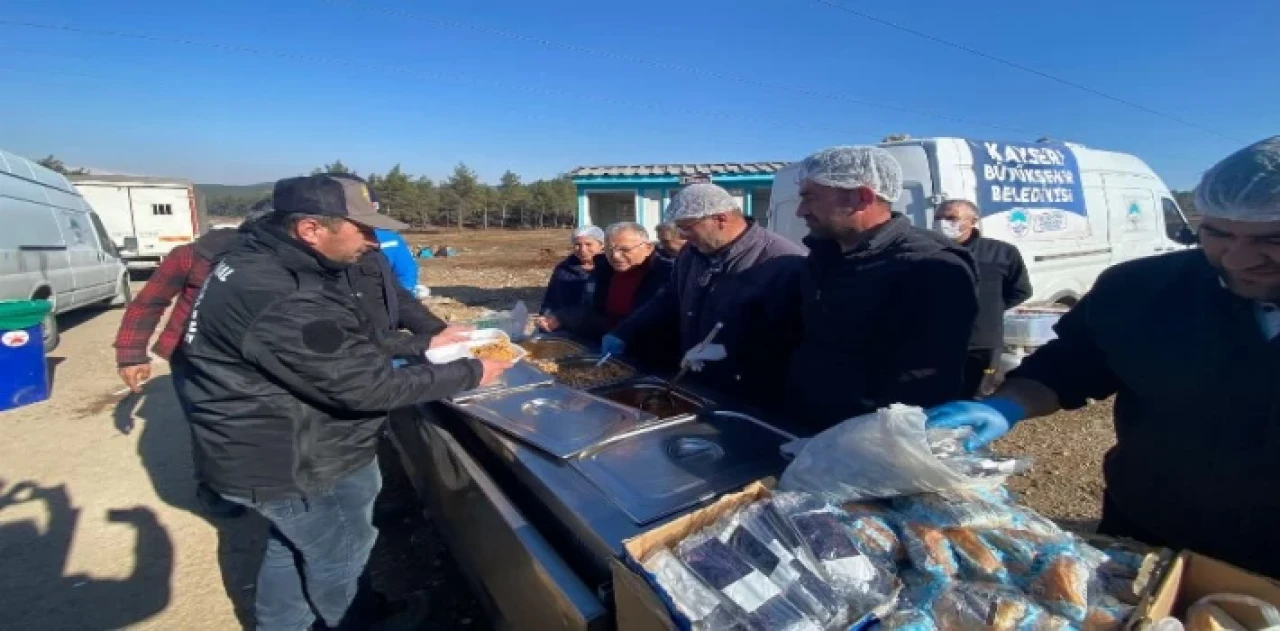 Depremzedeye Kayseri’den sıcak yemek