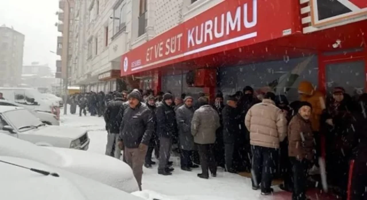 Erzurum’da -5 derecede ucuz et kuyruğu