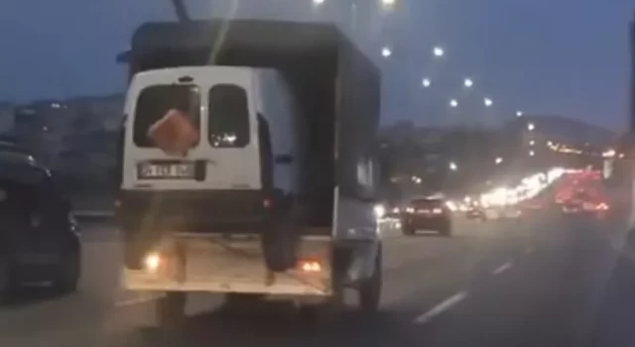 FSM Köprüsü’nde kamyonetin kasasında araç taşıdı