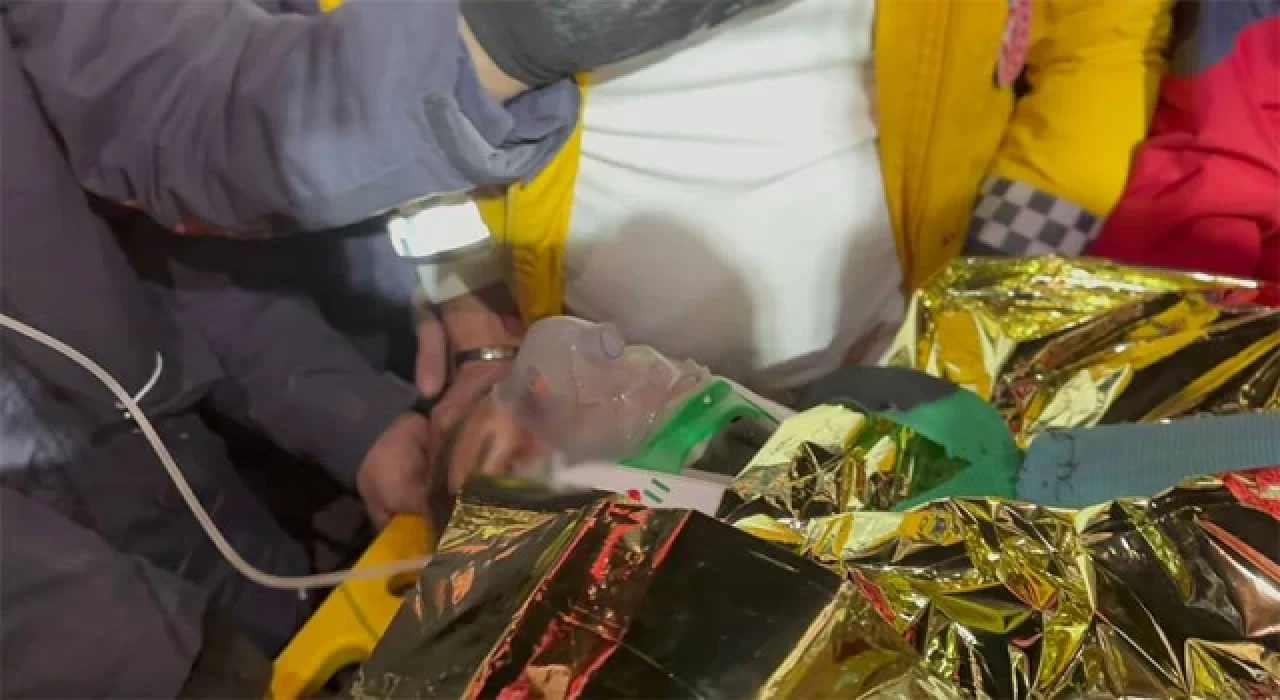 Hatay’da bir kadın 137 saat sonra enkaz altından sağ olarak çıkarıldı