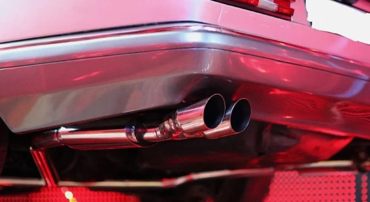 Abartı egzozlu araç kullanan sürücüye birçok suçtan toplam 24 bin 335 lira ceza