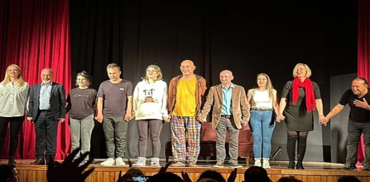 ''Haybeden Gerçeküstü Aşk’’ Foçalı Tiyatroseverleri Güldürdü