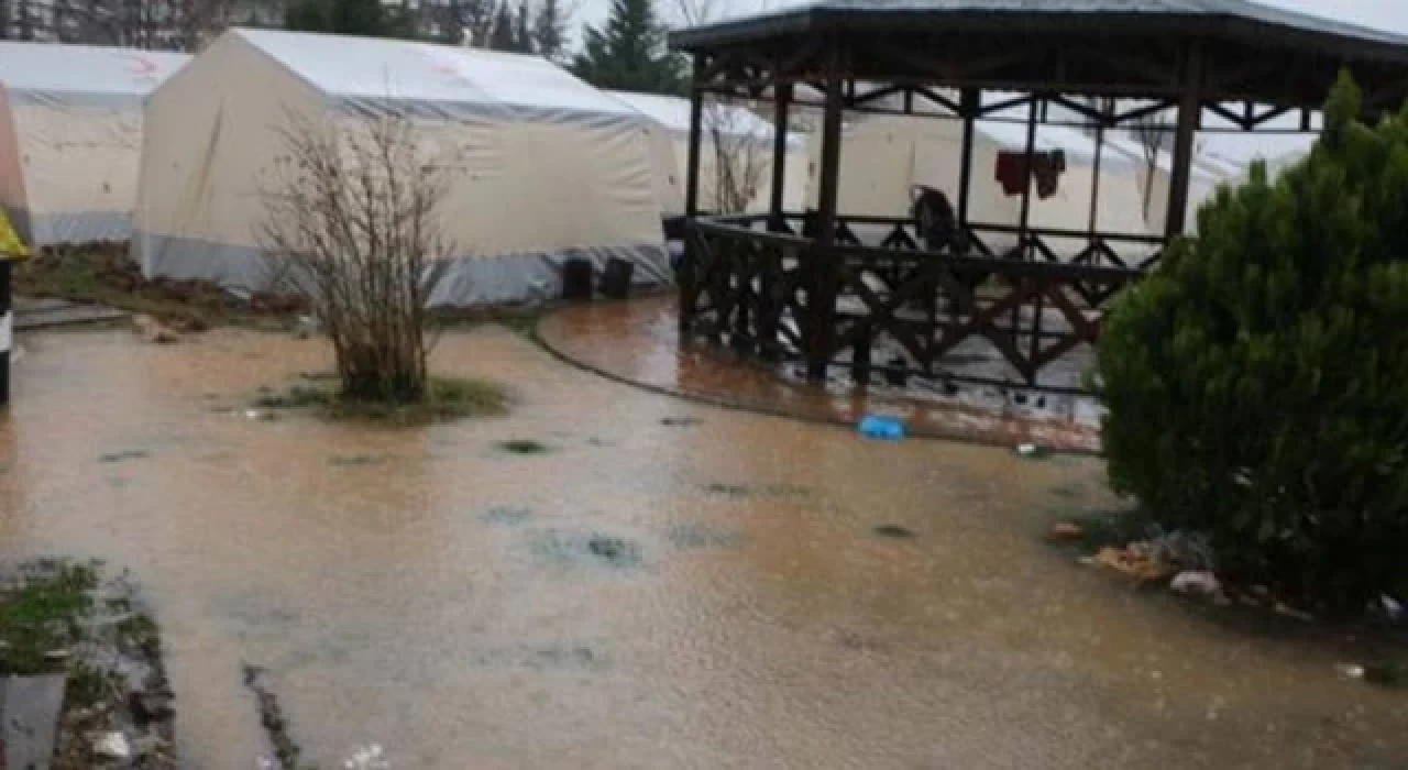 CHP’li Özel: Depremzedelerin evleri yanlış yere yapılmıştı; şimdi görüyoruz, çadırları da yanlış yere kurulmuş