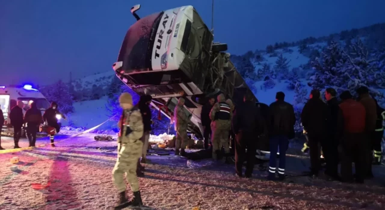 Erzincan'da yolcu otobüsü devrildi: 2 kişi öldü, 21 kişi yaralandı