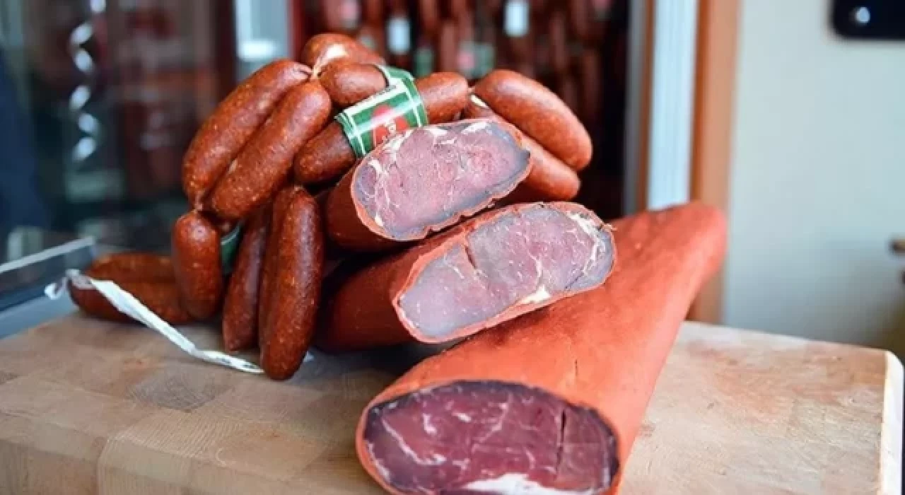 Gıda Denetçileri Derneği açıkladı: 'Sucuk yerine ot yediriyorlar'
