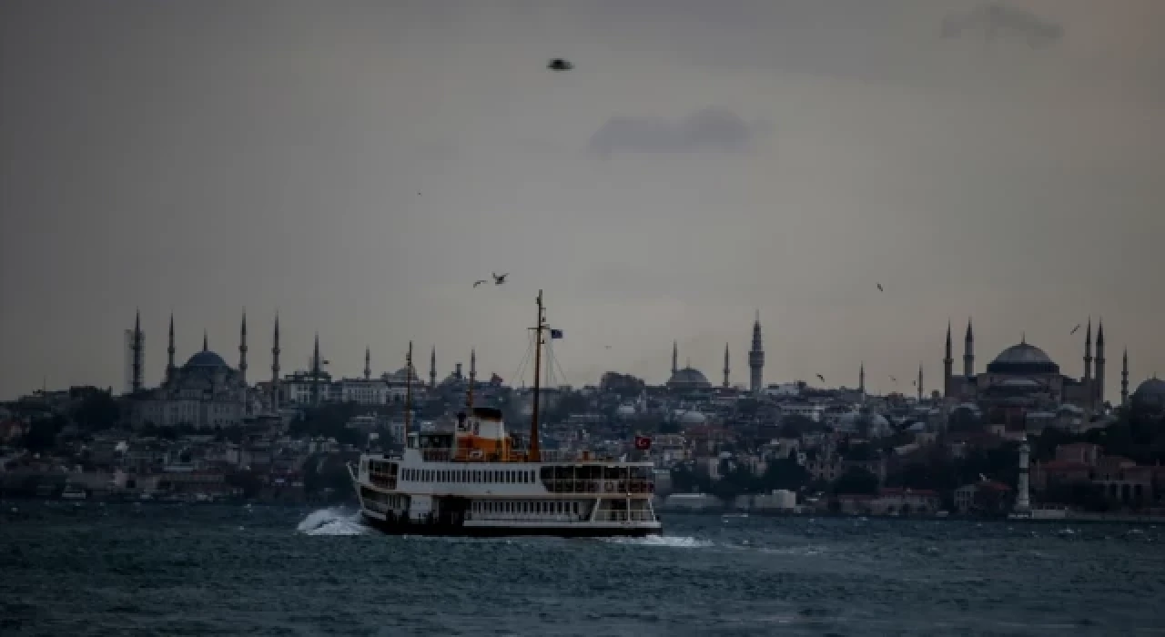 İstanbul'da lodos nedeniyle bazı vapur seferleri yapılamıyor