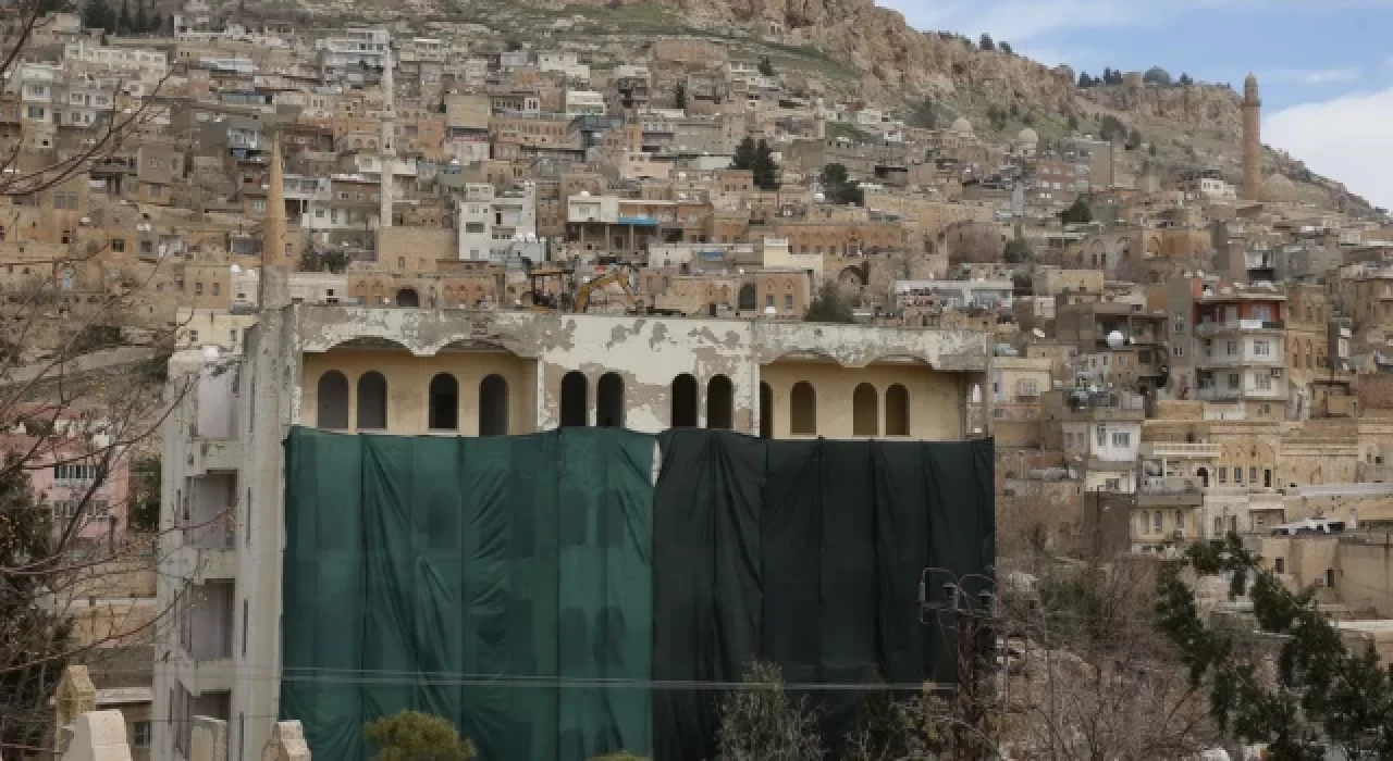 Mardin'in tarihi dokusunu bozan 5 katlı betonarme bina yıkılıyor
