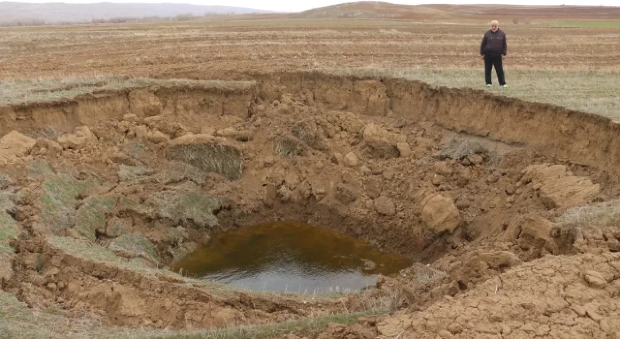 Sivas'ta deprem sonrası 15 metre çapında obruk oluştu