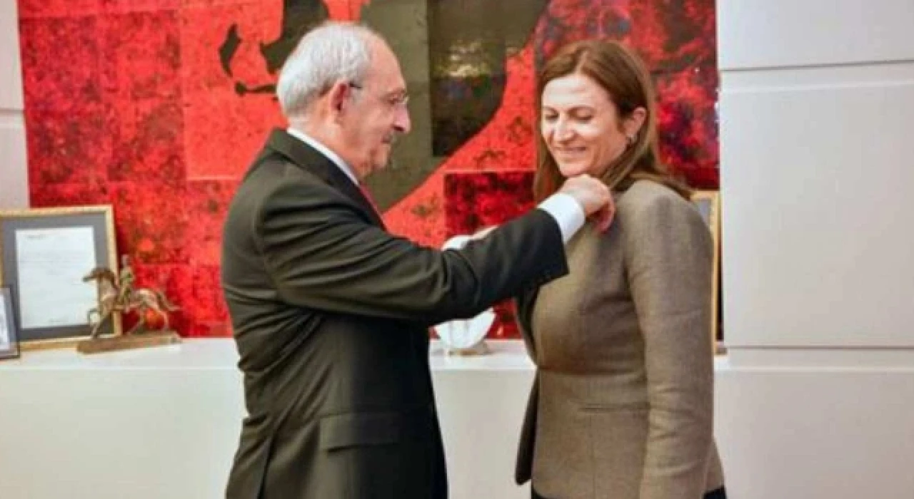 Türkan Elçi CHP'ye katıldı; Rozeti Kılıçdaroğlu taktı
