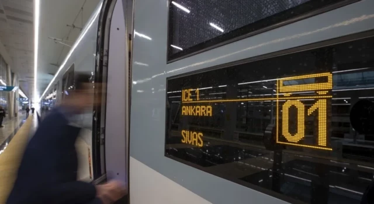 Ankara-Sivas YHT, ilk ücretsiz yolcularıyla Ankara'ya hareket etti