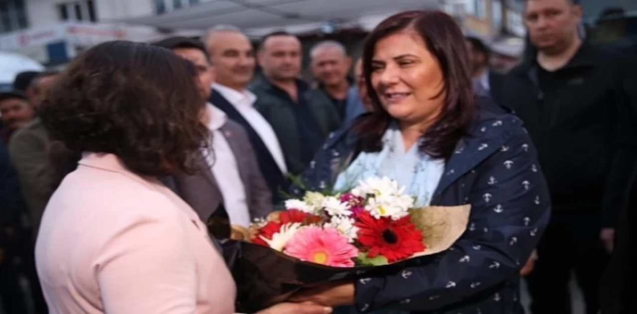 Aydın Büyükşehir Belediyesi, Ramazan ayı boyunca kentin farklı noktalarında düzenlediği iftar programlarıyla vatandaşları aynı sofrada buluşturmaya devam ediyor.