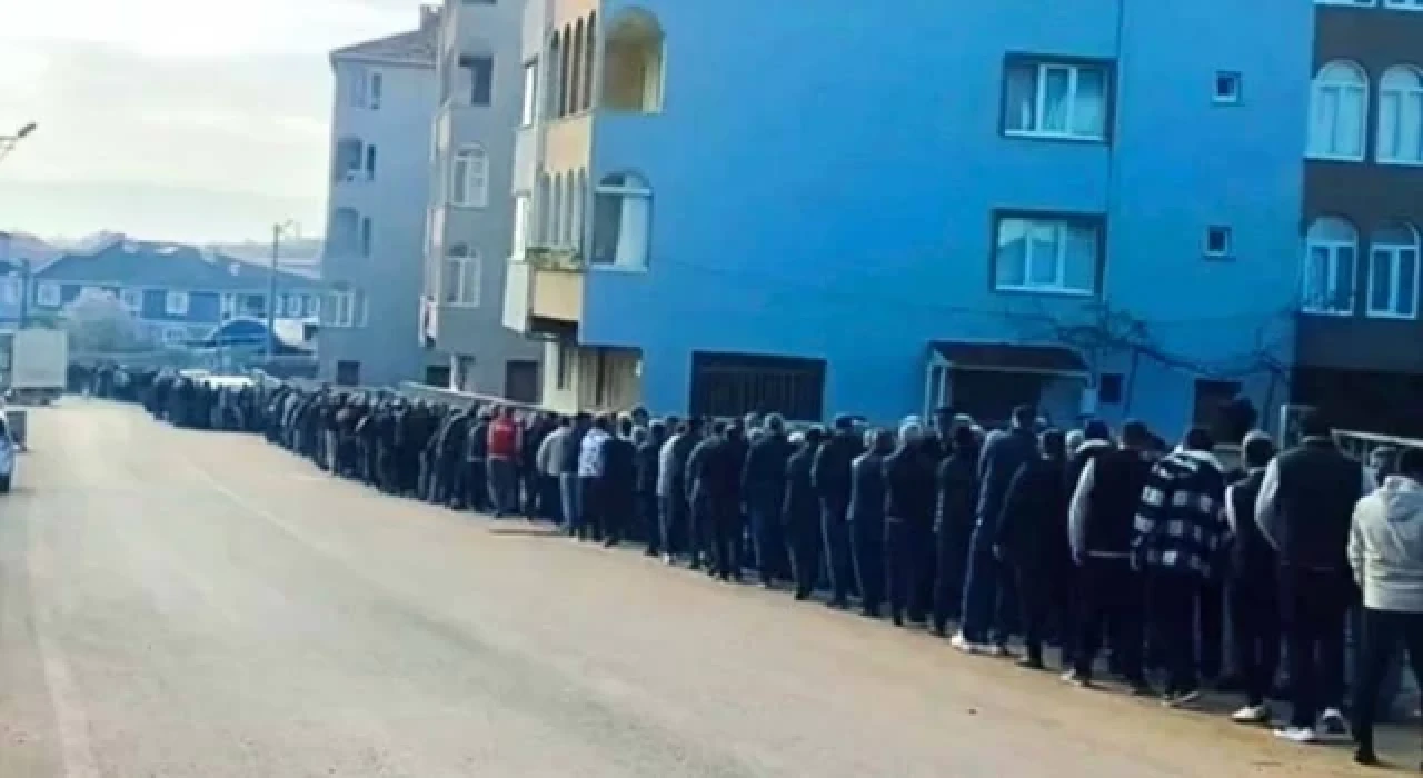 Bursa’da geleneksel bayramlaşmada 1 kilometrelik kuyruk oluştu