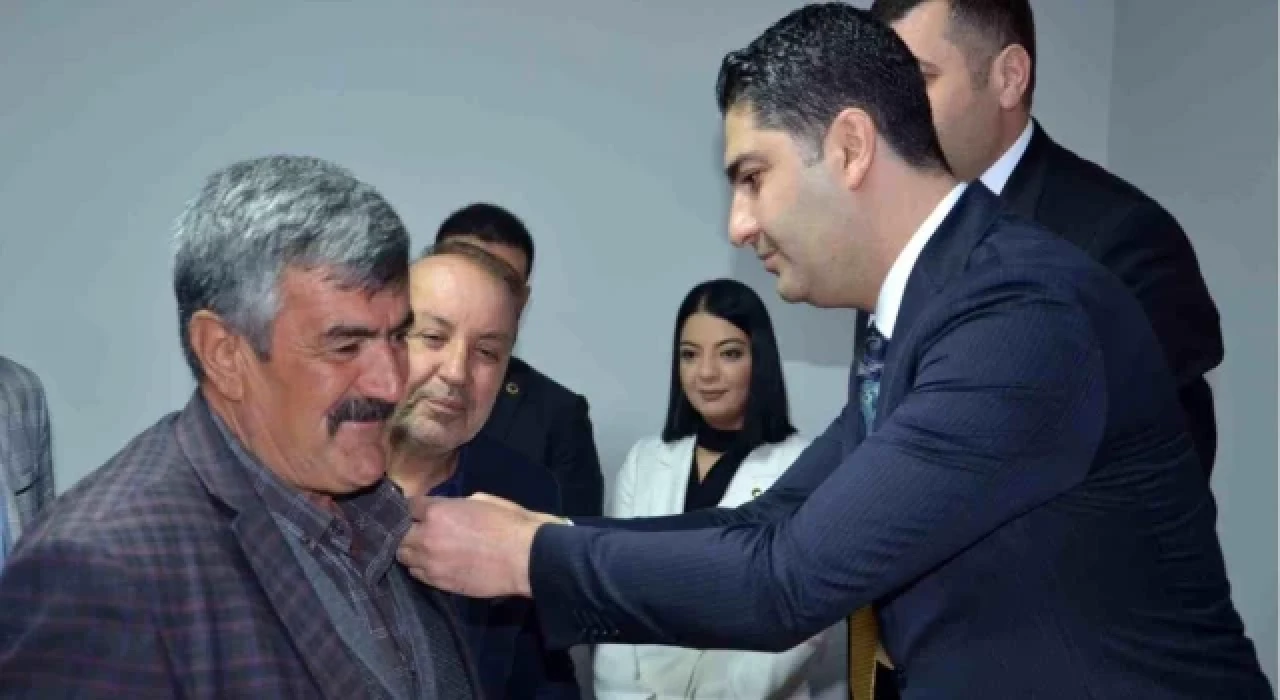 İYİ Parti'den istifa eden 200 kişi MHP'ye katıldı!