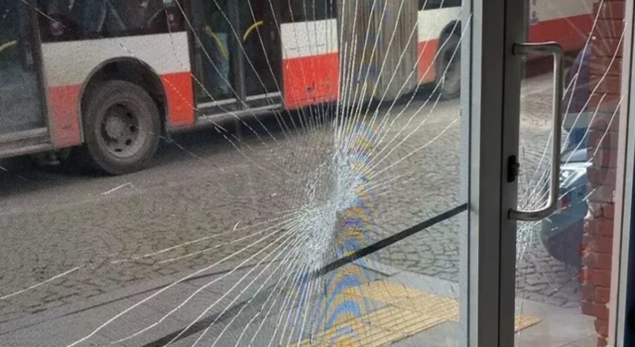 İzmir'de CHP seçim bürosuna taşlı saldırı