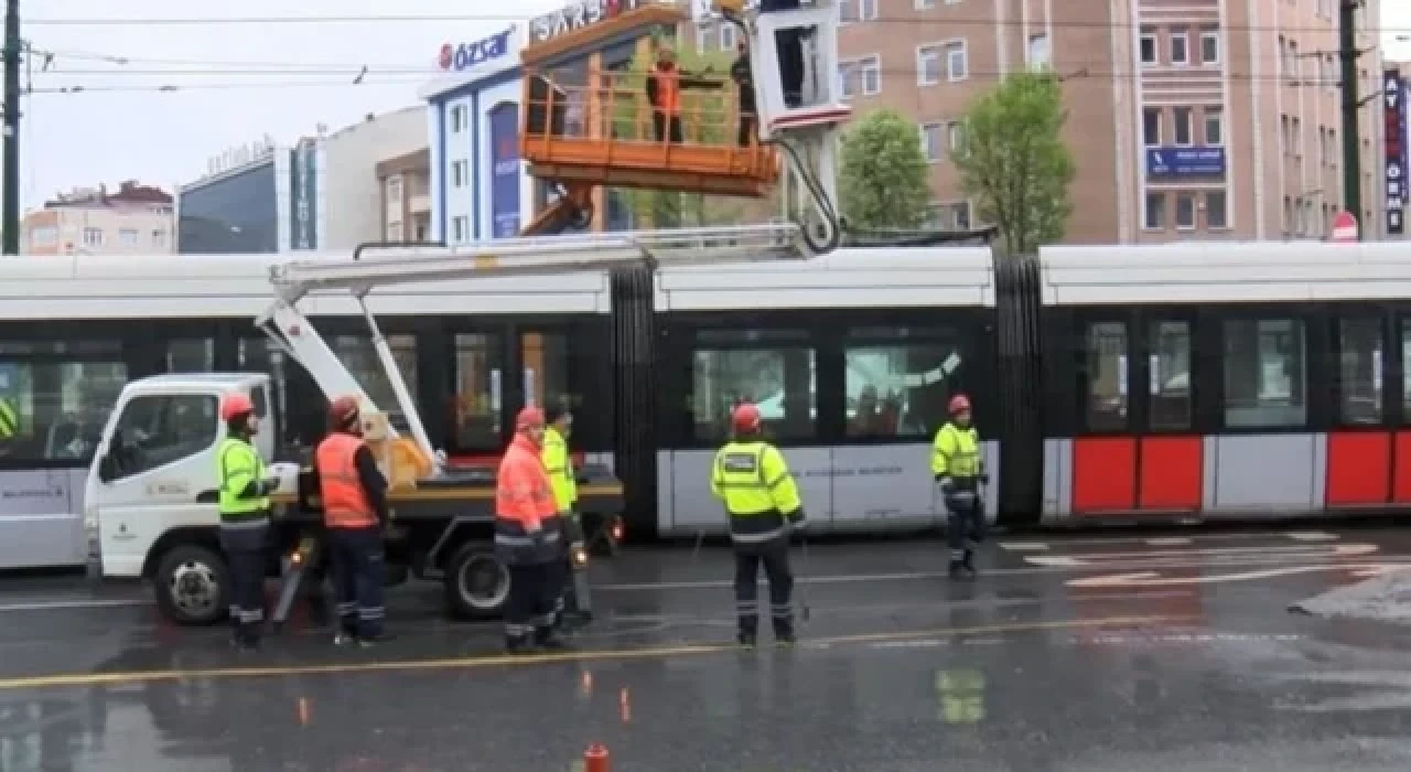 Kabataş-Bağcılar hattında kopan tel seferleri aksattı
