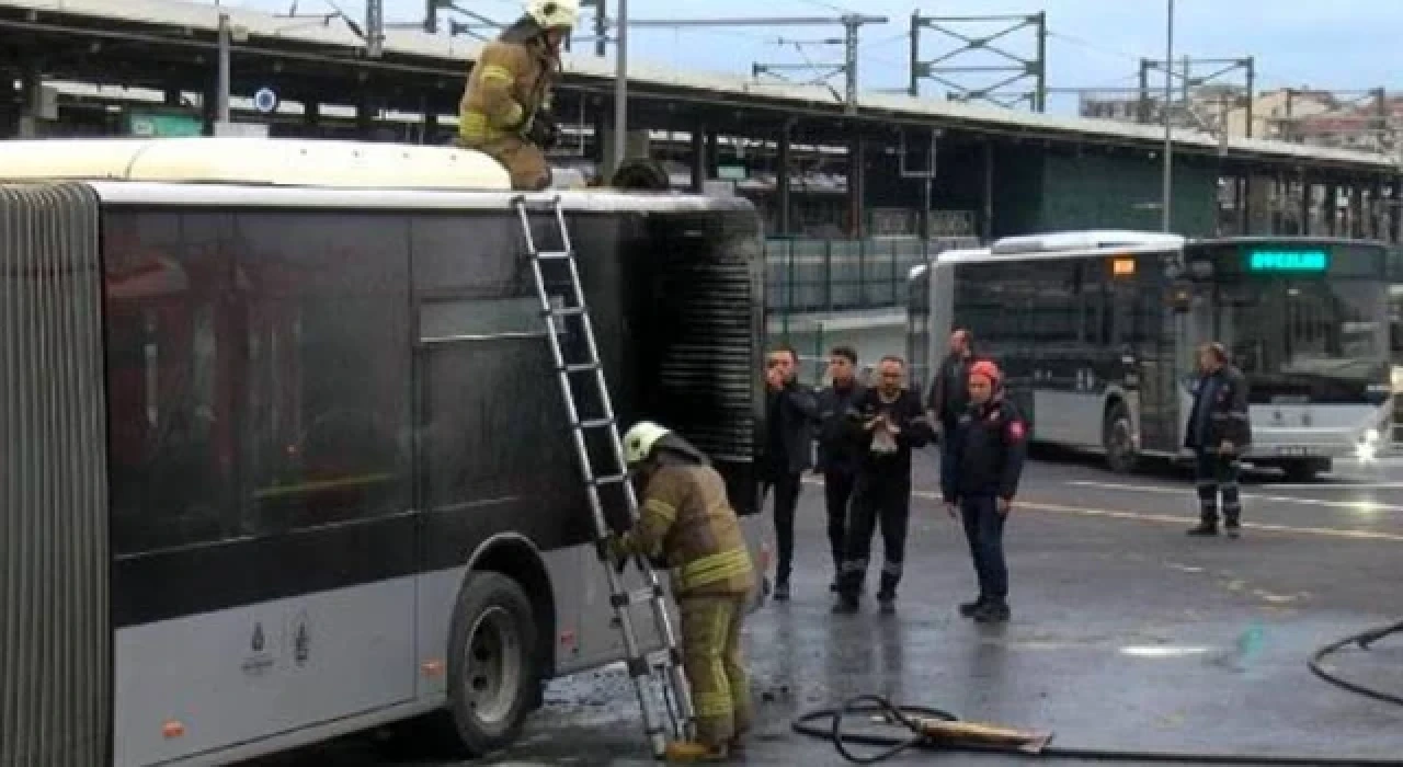 Kadıköy’de metrobüs yangını