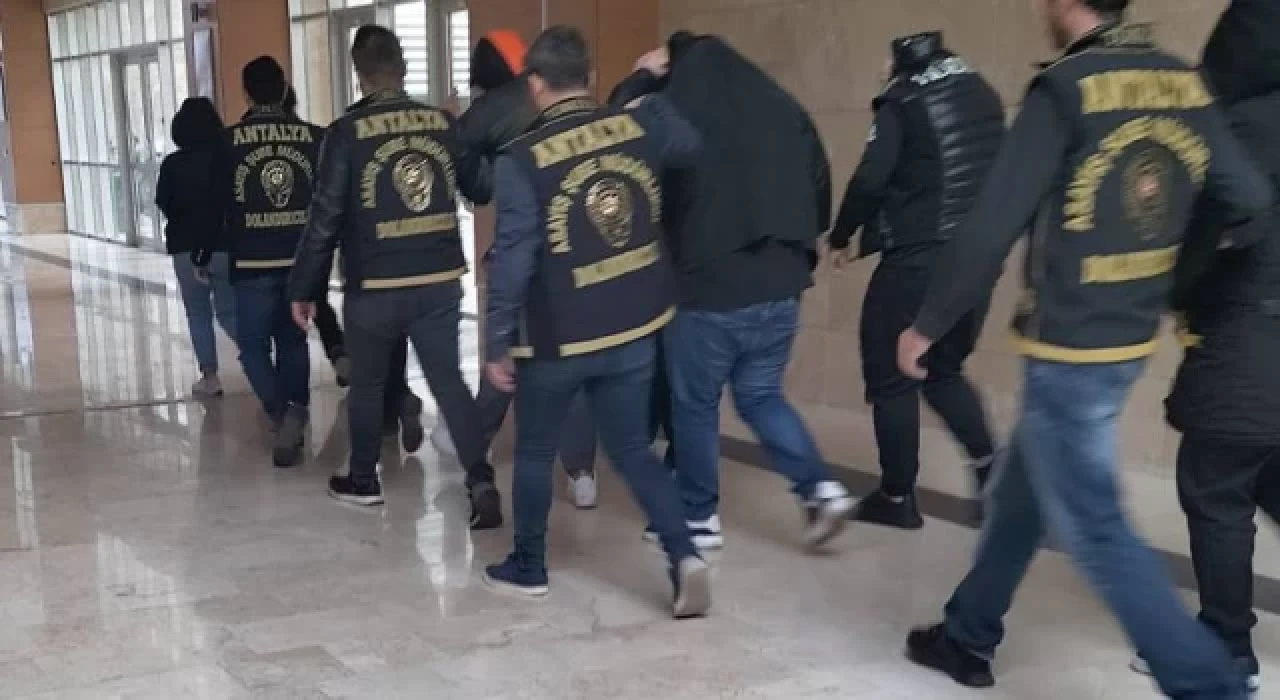 Kredi vaadiyle 97 emekliyi 8 milyon lira dolandıran 1’i avukat 12 kişi tutuklandı