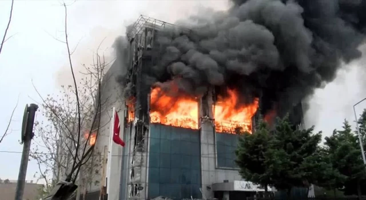 Küçükçekmece’de Akit Gazetesi’nin de bulunduğu binada yangın