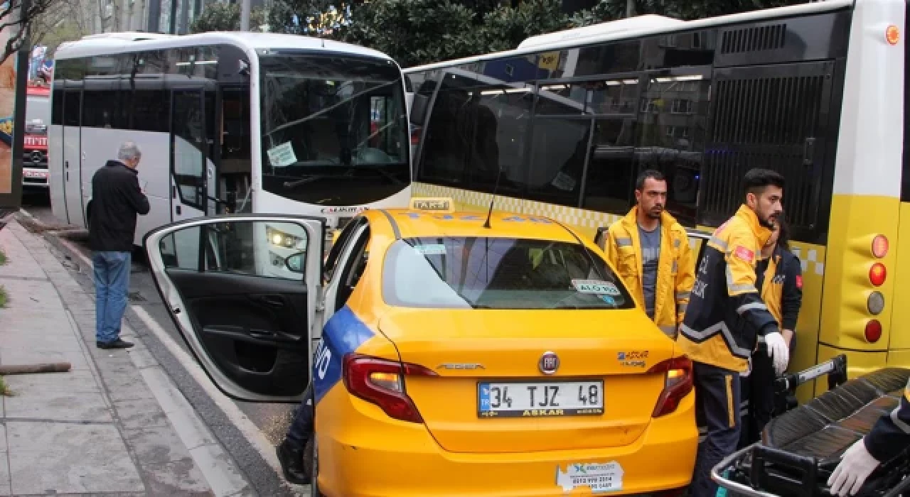 Servis minibüsü 2 İETT otobüsüne çarptı: 1 yaralı